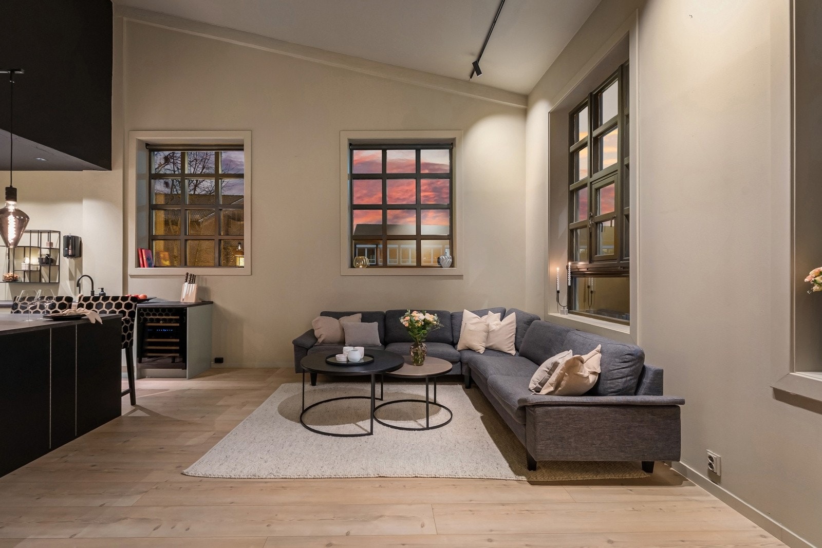 God plass til en avslappende sofalounge med mediemøblement. Galleribilde