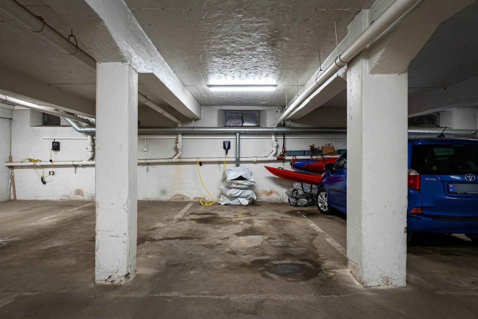 Garasjeplass i felles garasjeanlegg i underetasjen. Elbil-lader er montert. Galleribilde