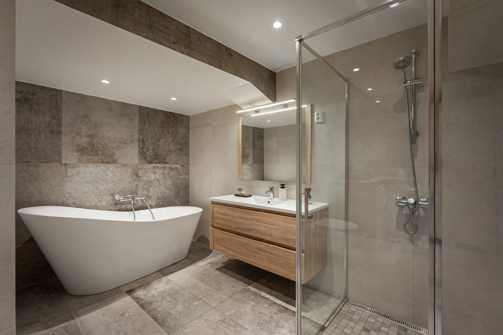 Badet har både dusj og et frittstående badekar for ekstra velvære. Galleribilde