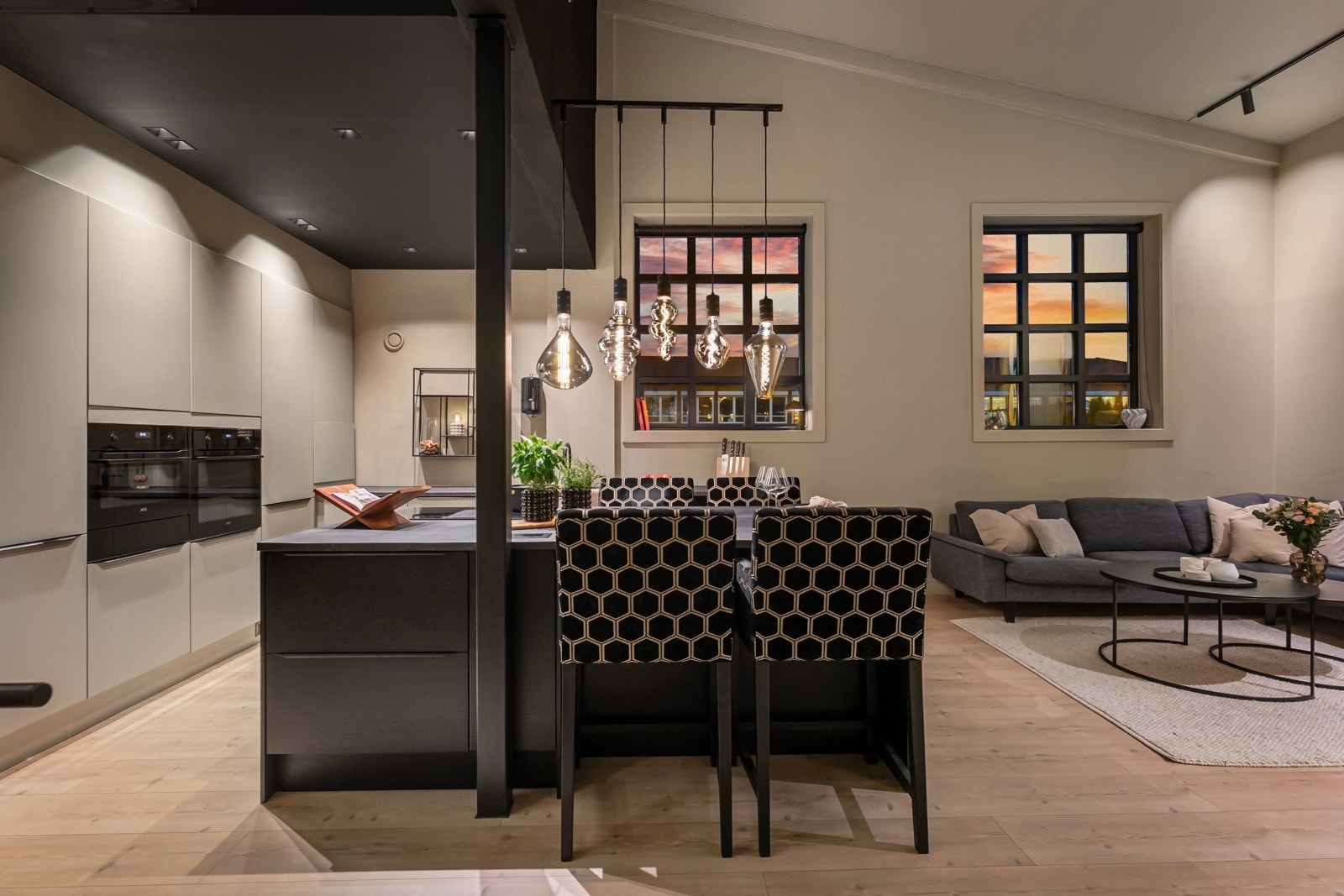 Et flott allrom med god takhøyde, moderne overflater og store vinduer som sikrer gode lysforhold. Galleribilde