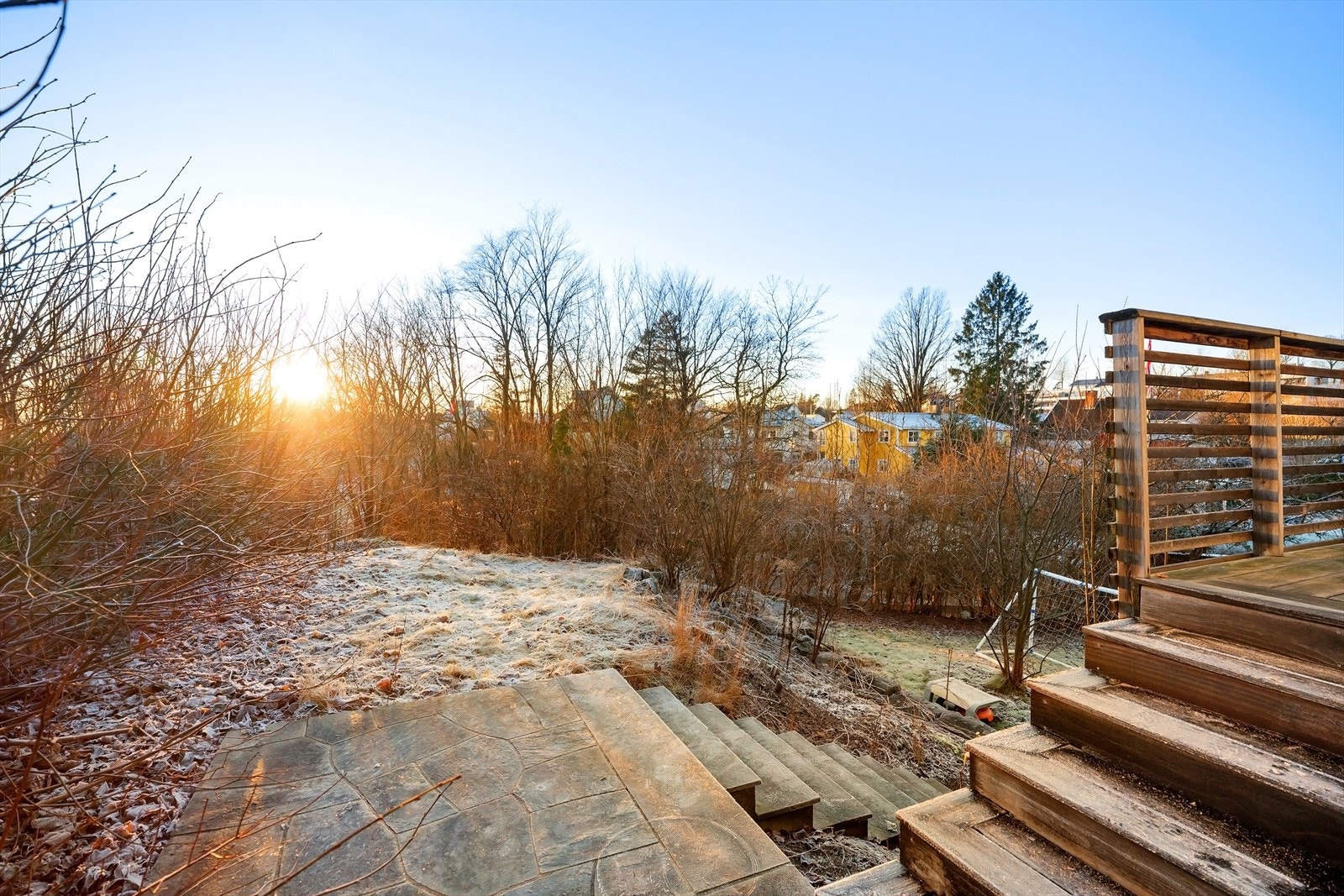 Fra balkongen kan traske ned til den usjenerte og solrike hagen - ideelt for både lek, sosiale sammenkomster og avslapning. Galleribilde