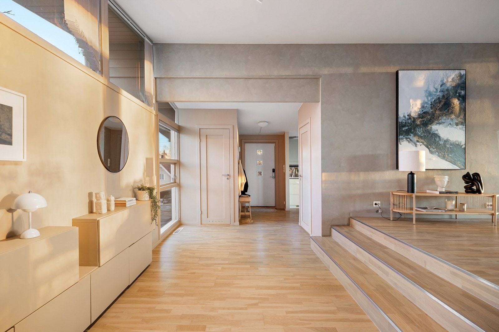 Innenfor døren møtes man av en romslig bod/garderoberom med rikelig plass til yttertøy, sko og oppbevaring. Galleribilde