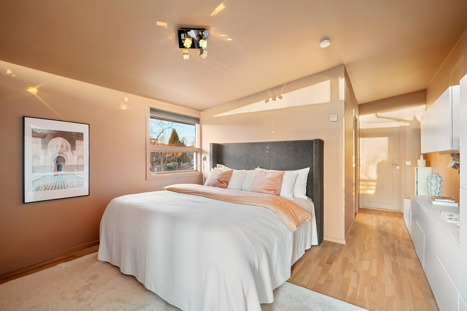 Hovedsoverommet har en suiteløsning, tilknyttet et delikat bad samt utgang til verandaen. Galleribilde