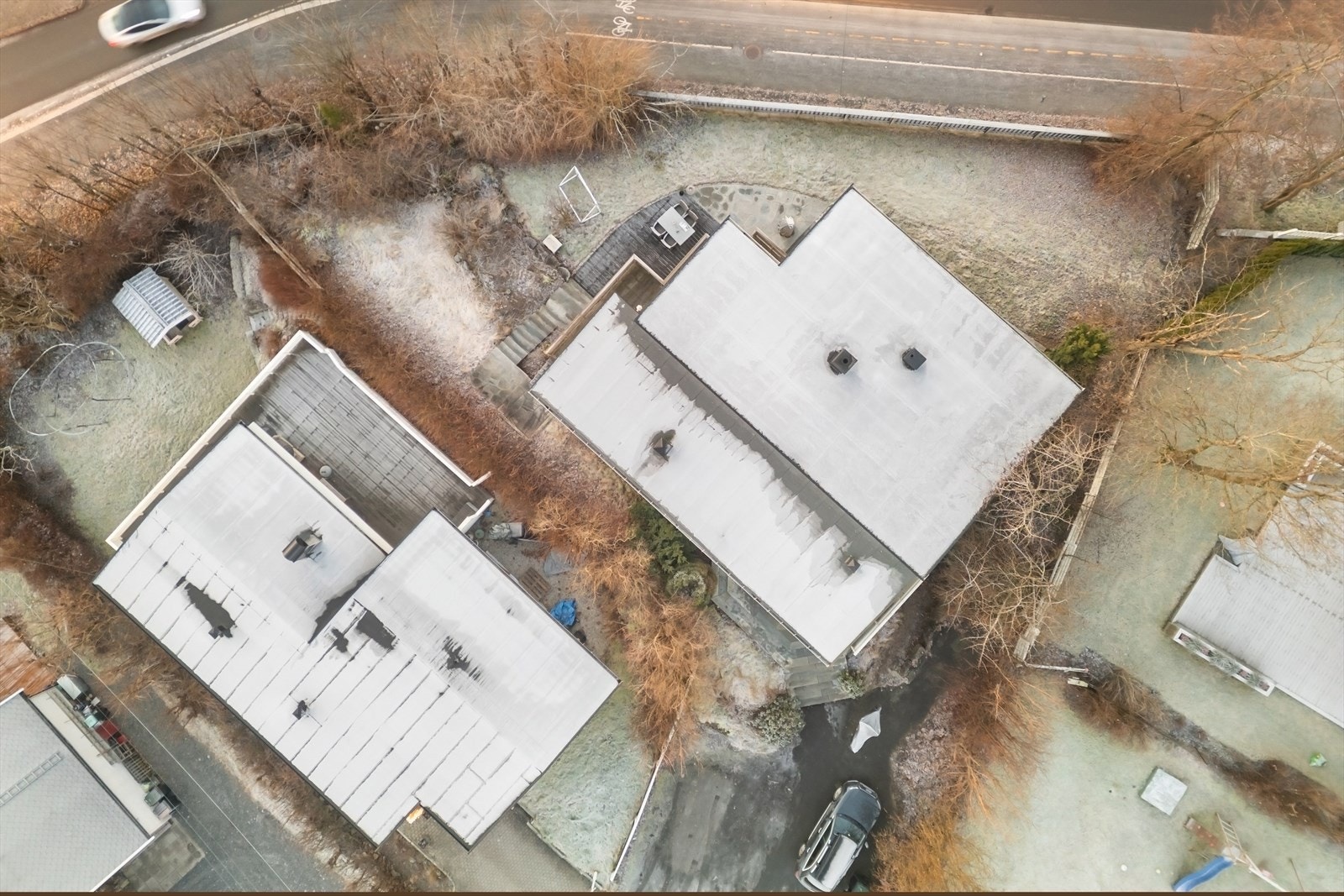 Alt i alt er dette en svært innholdsrik bolig med gode kvaliteter, flotte uteplasser og løsninger som passer perfekt for både familieliv og sosiale sammenkomster. Galleribilde