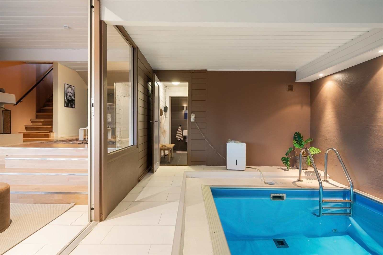 Renseanlegget er plassert i kryprom under deler av gulv i peisestuen. Ifølge tidligere salgsoppgave er anlegget fra 2016, og pumpen ble oppgradert i 2020. Det er styringspanel og eget sikringsskap for basseng i peisestuen. Galleribilde