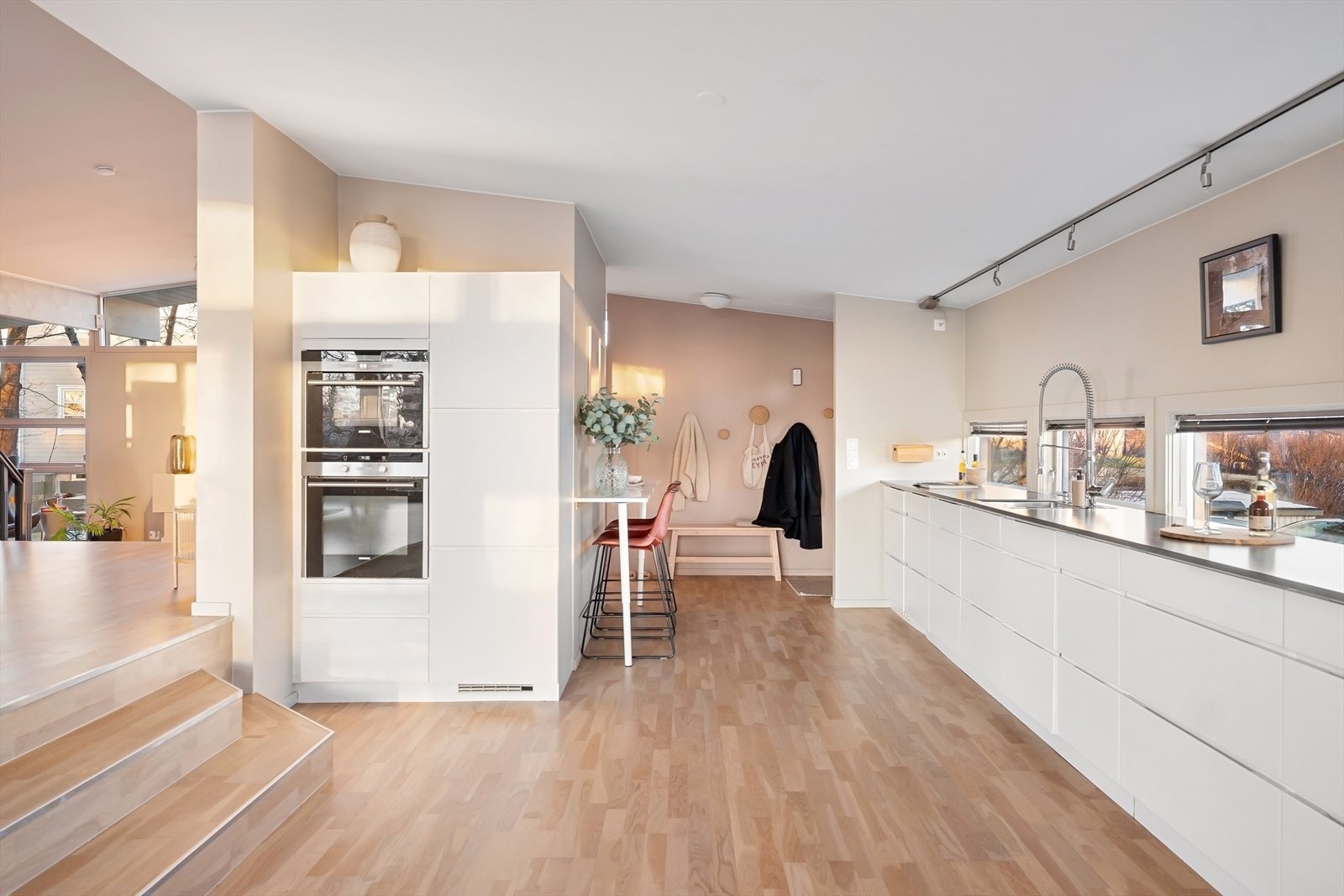 I boligens 1. etasje finner man av et innbydende og funksjonelt oppholdsrom der kjøkken, stue og spisestue møtes i en delvis åpen løsning - et naturlig samlingspunkt for hele familien. Galleribilde