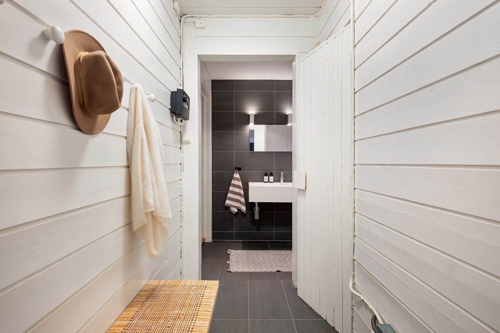 Fra bassengrommet er det direkte adkomst til en pen badstue. Galleribilde