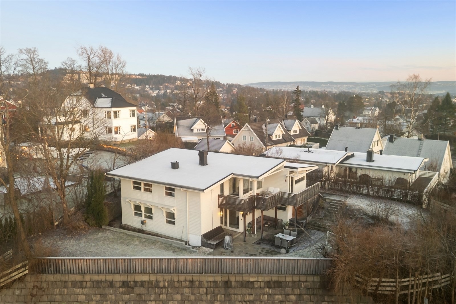 Store deler ble pusset opp i 2013 og boligen fremstår som innbydende, med en funksjonell og innholdsrik planløsning over to etasjer. Galleribilde