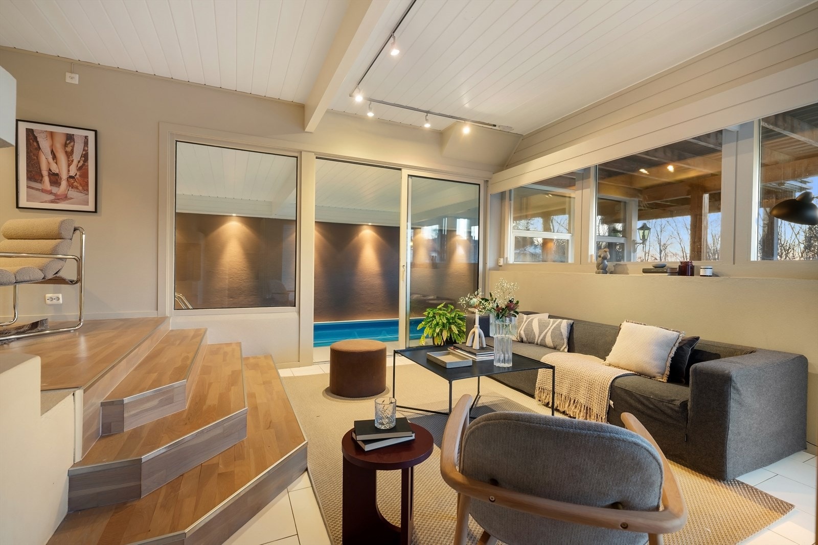 I underetasjen finner man husets velværeavdeling som inkluderer et innbydende bad, en flott badstue og et bassengrom - perfekt for trening, lek og avslapning. Galleribilde