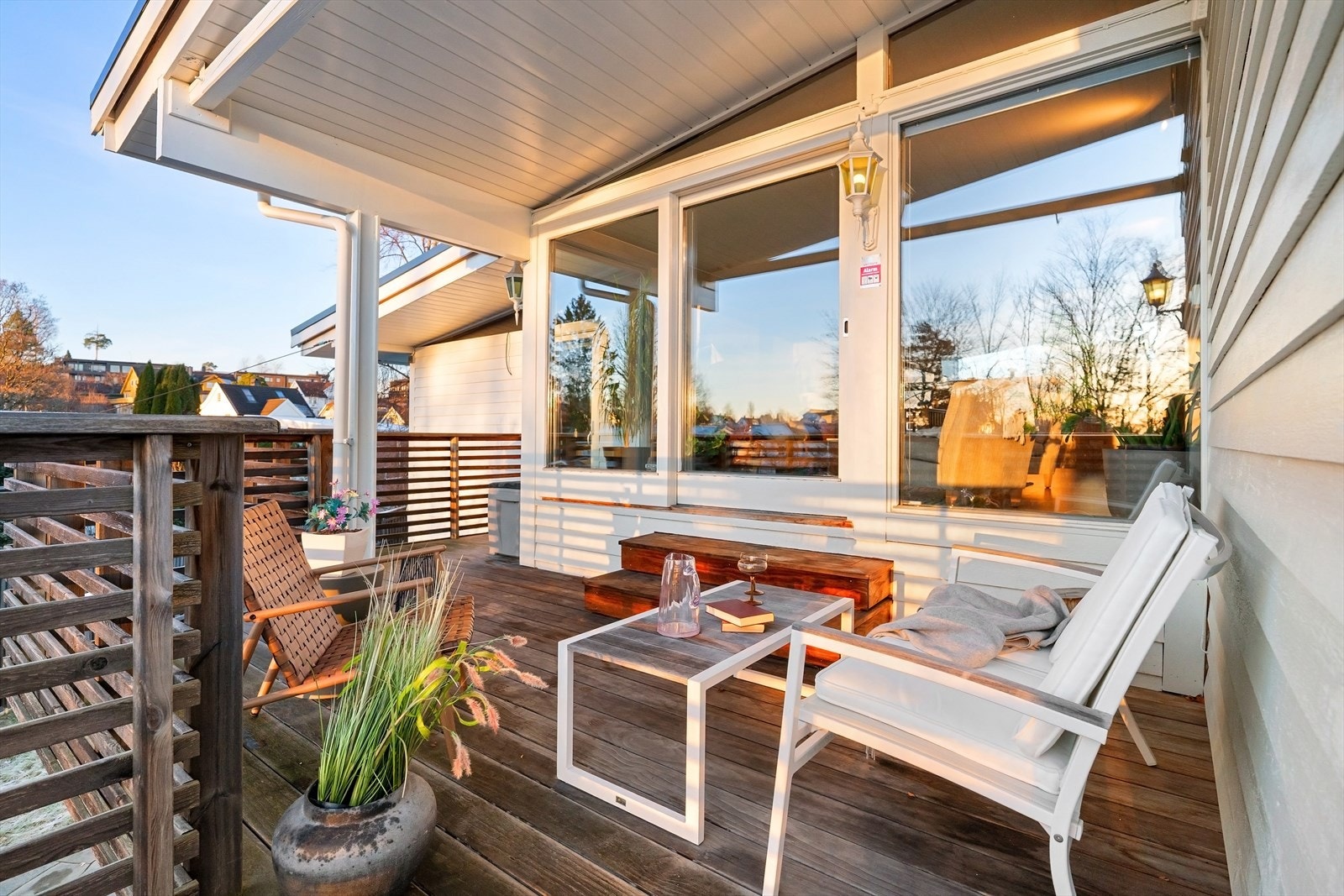 Fra soverom, stue og spisestue i første etasje er det utgang til en balkong i treverk. Galleribilde