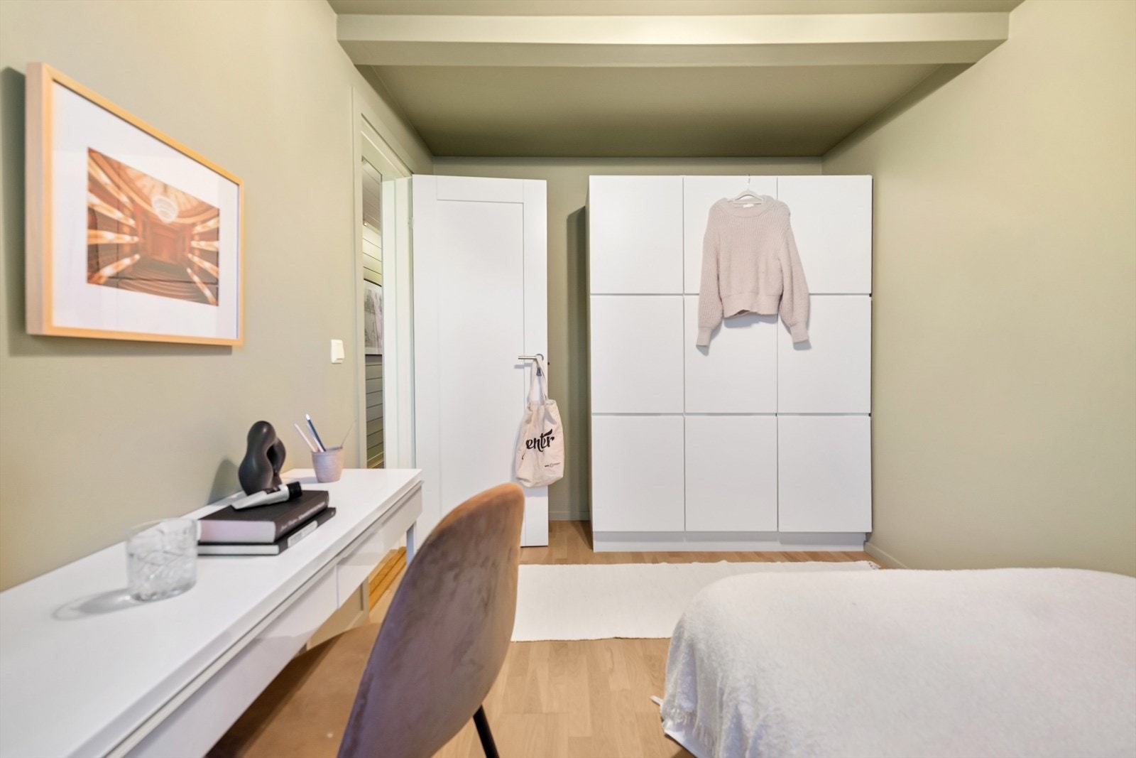 Rommene har garderobeløsning og god plass til soveromsmøblement samt skrivepult. Galleribilde