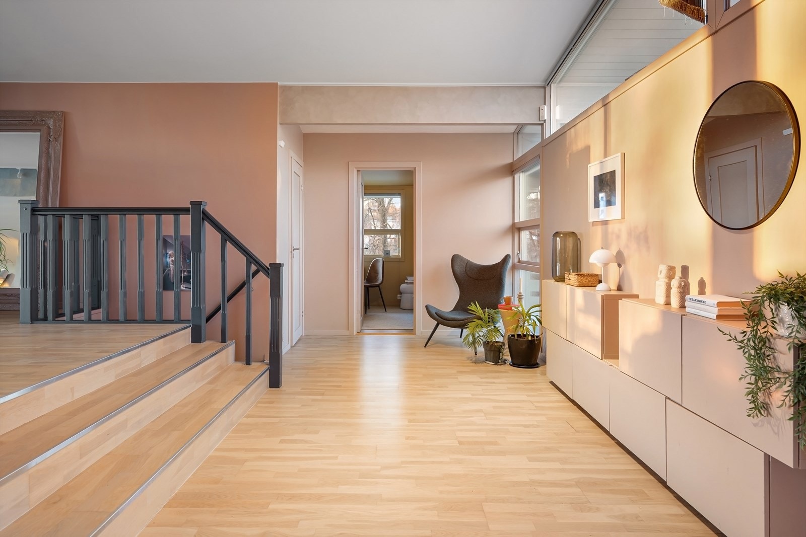 Via et pent og innbydende steinbelagt inngangsparti med skiferheller ønskes man velkommen inn! Galleribilde