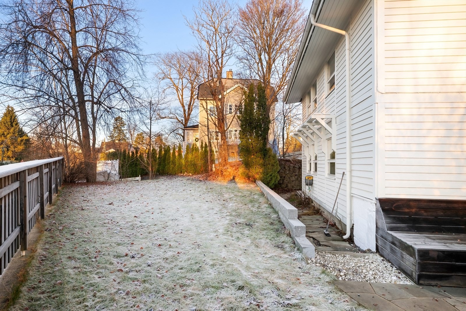 Tomten er pent opparbeidet med plen, prydbusker og øvrig beplantning. Galleribilde