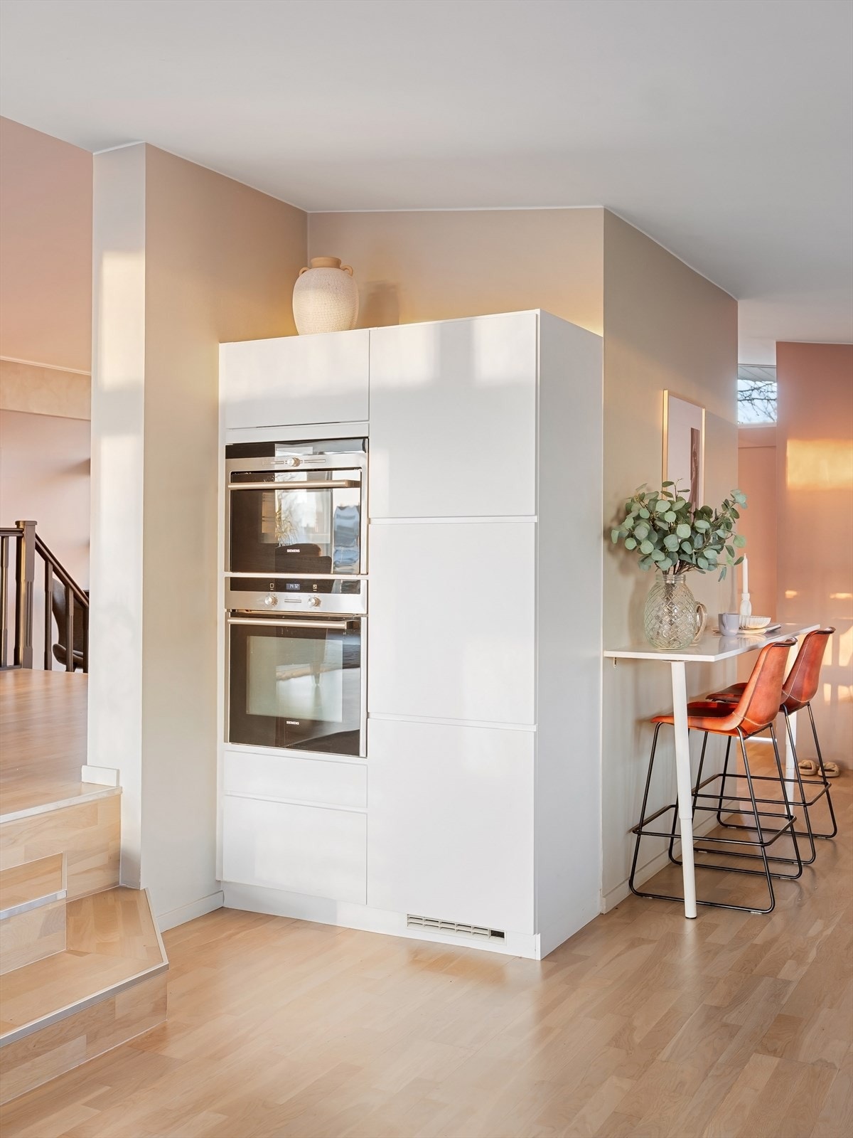 Kjøkkenet er utstyrt med integrerte hvitevarer i form av bred platetopp (induksjon), stekeovn, dampovn, oppvaskmaskin, og kjøleskap. Ventilator over platetopp som er ført i kanal over tak. Galleribilde