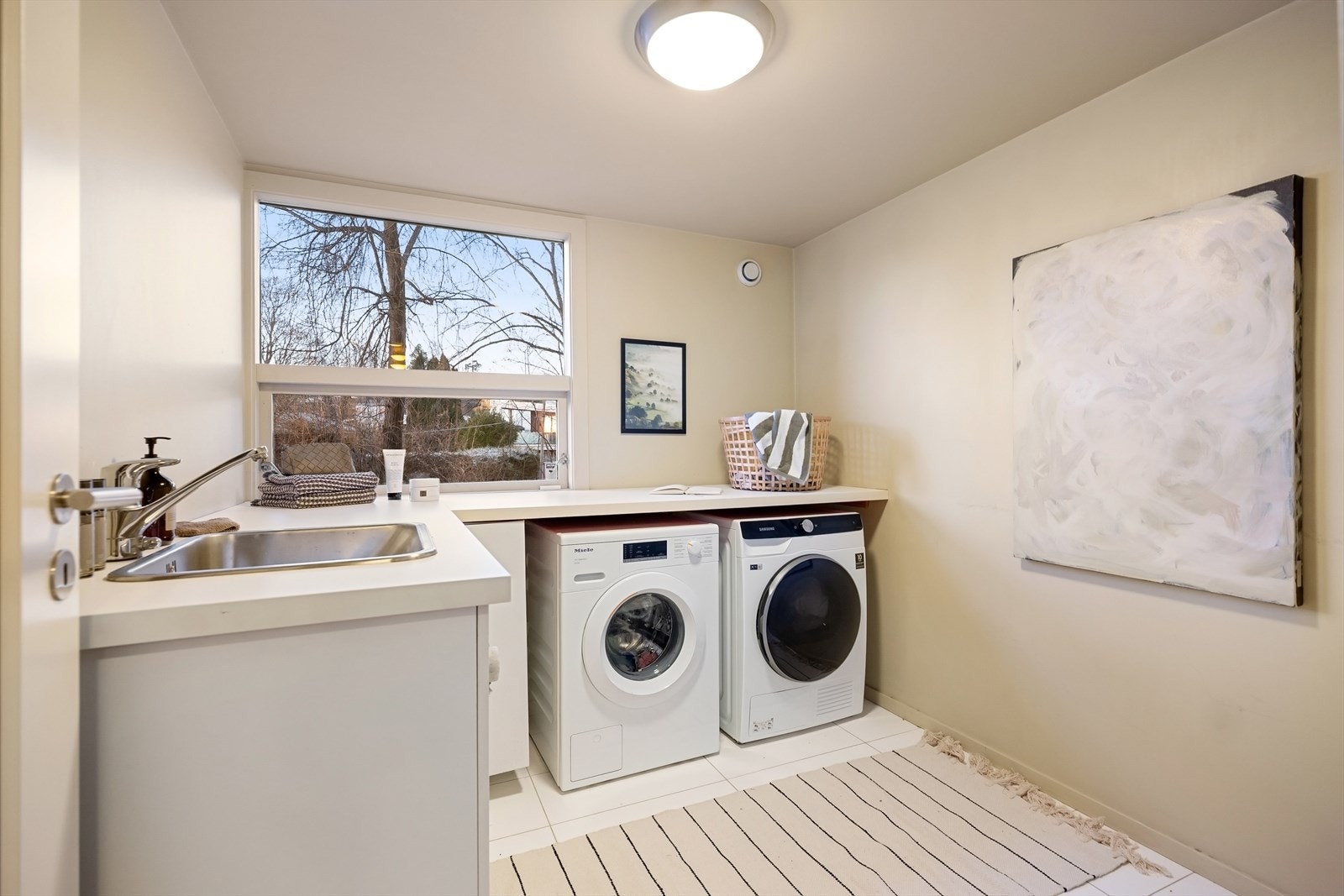 Separat vaskerom, pusset opp i 2013 ifølge tidligere salgsoppgaver. Rommet har innredning med nedfelt servant i laminert benkeplate, samt skap under benkeplaten. Det er også opplegg for vaskemaskin og tørketrommel, som gjør vaskerommet komplett. Galleribilde