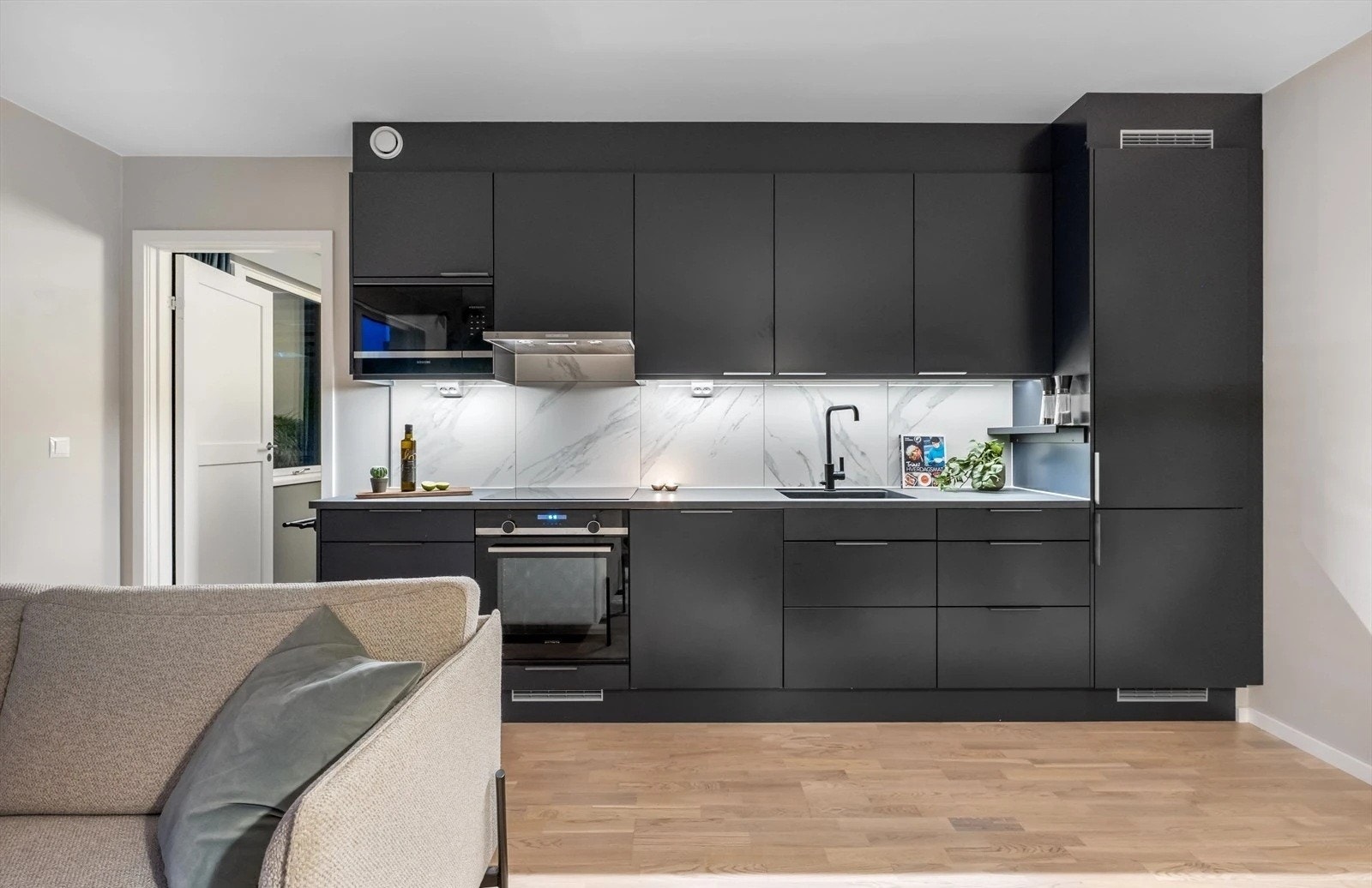 Kjøkken med integrerte hvitevarer Galleribilde