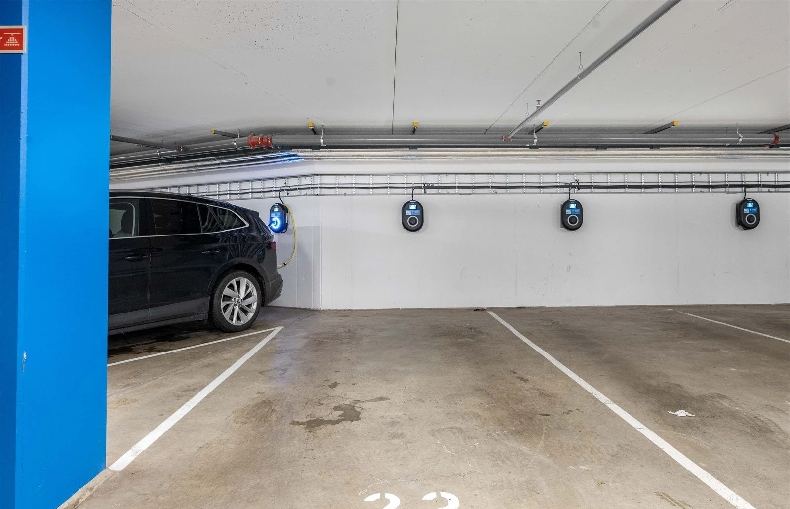 Parkering i oppvarmet garasje med lader Galleribilde