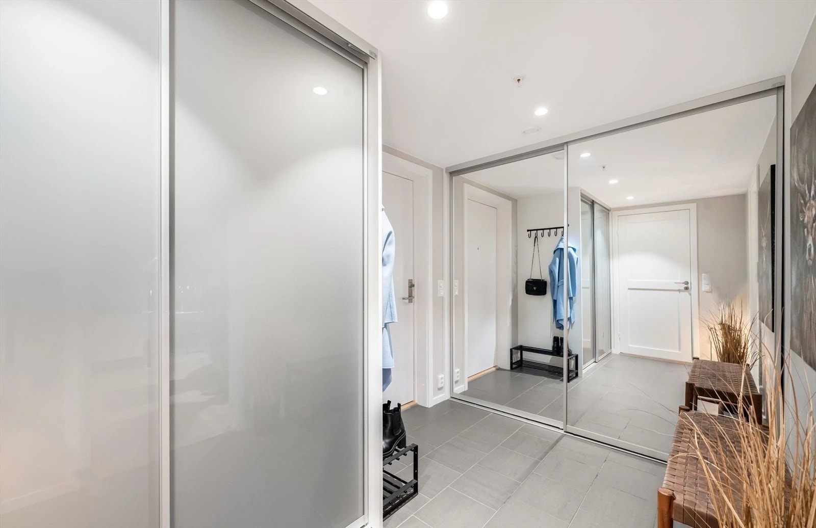 Praktisk entré med fliser og garderobeplass Galleribilde