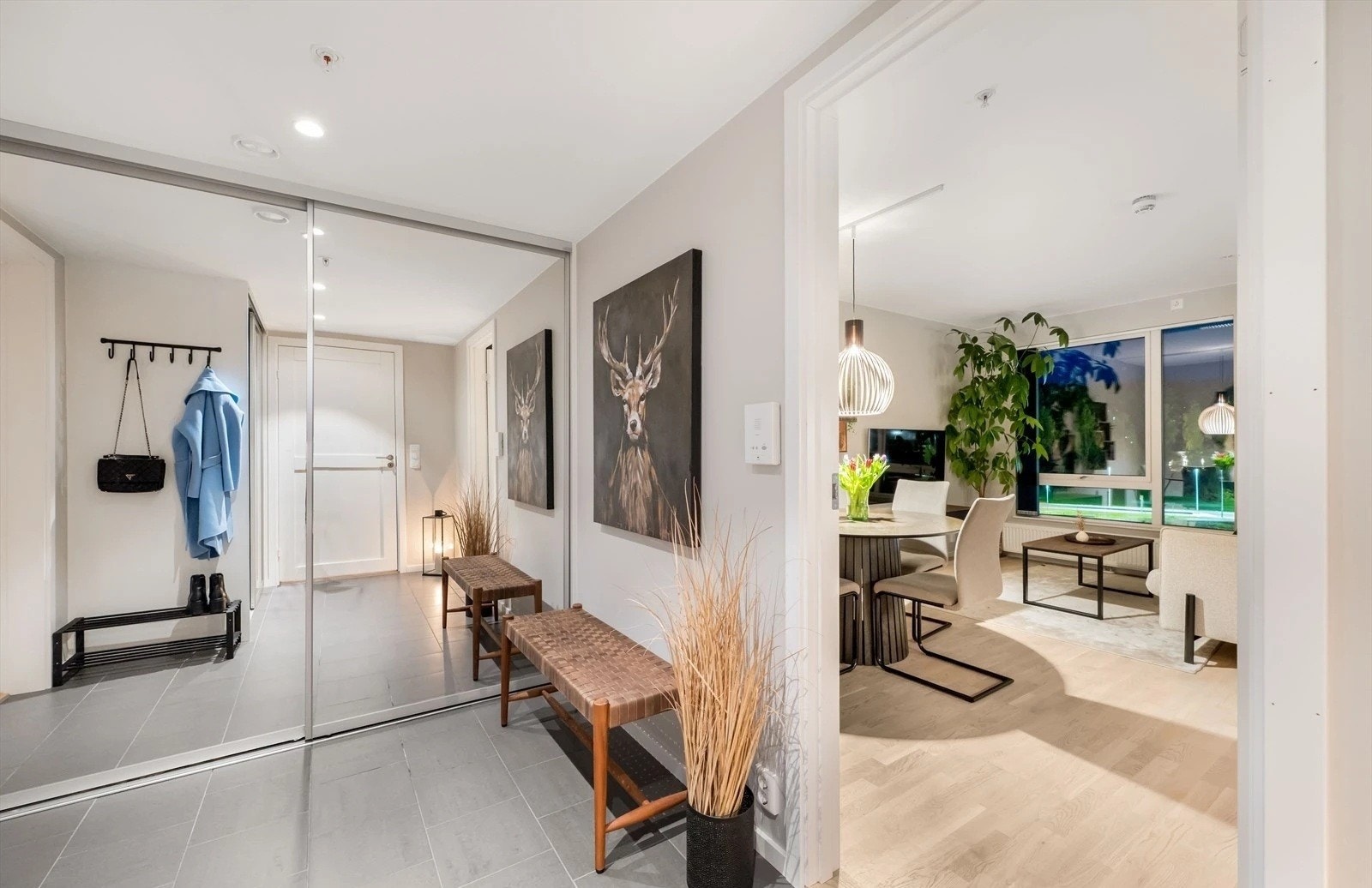 Garderobeskap i entré Galleribilde