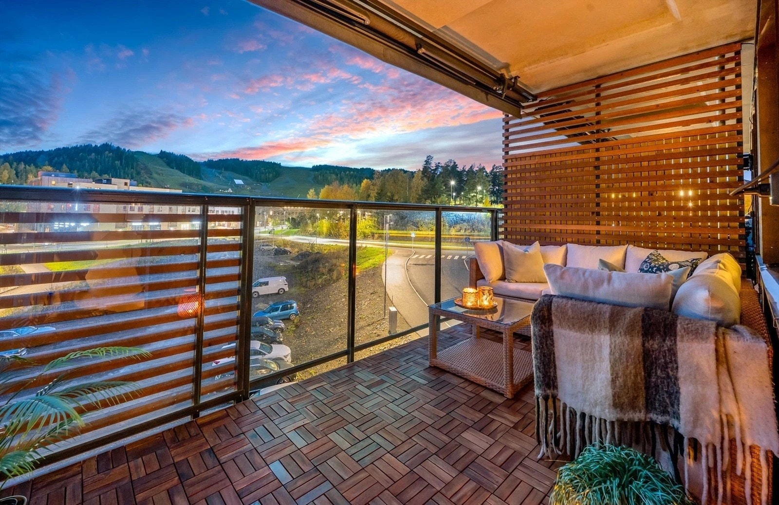 fin balkong med koselig utsikt mot torget og skibakken Galleribilde