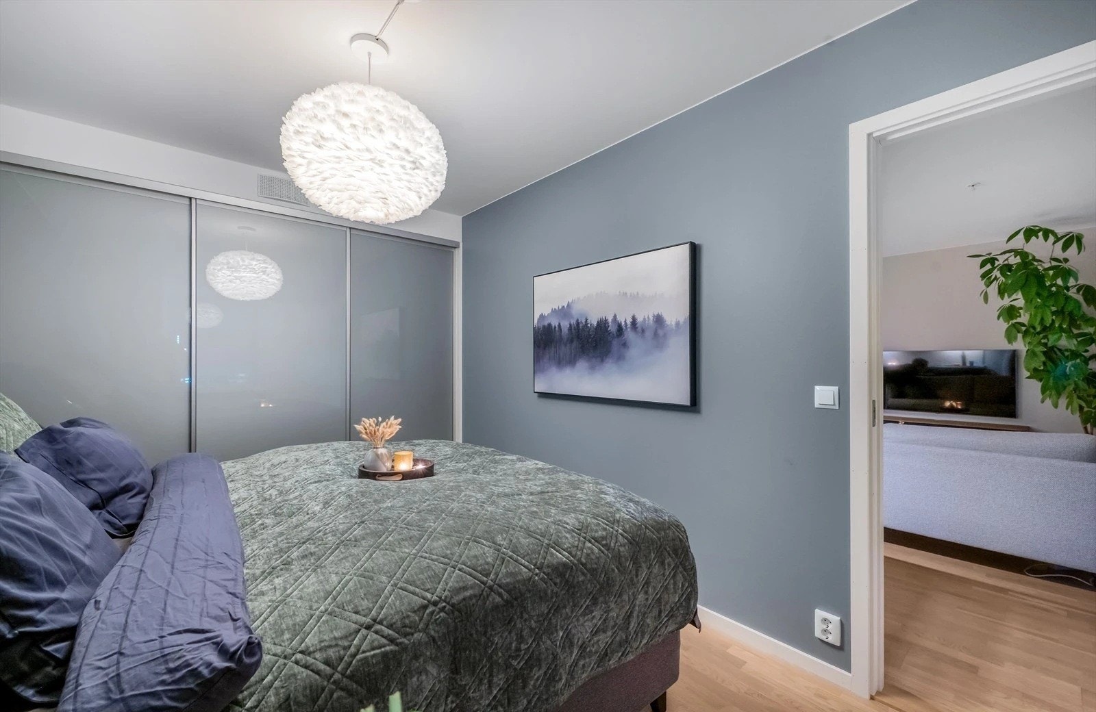 soverom med garderobeskap Galleribilde