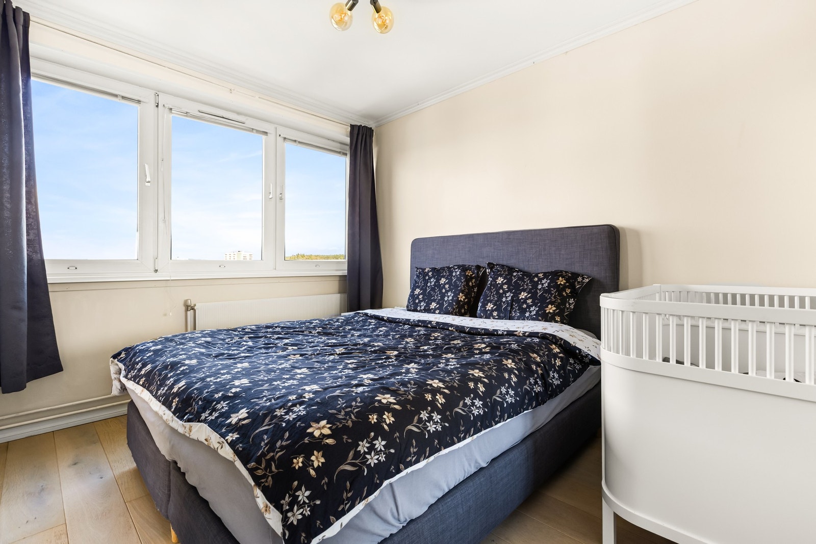 Soverommet er av god størrelse og kan enkelt innredes med både dobbeltseng og tilhørende nattbord. Galleribilde