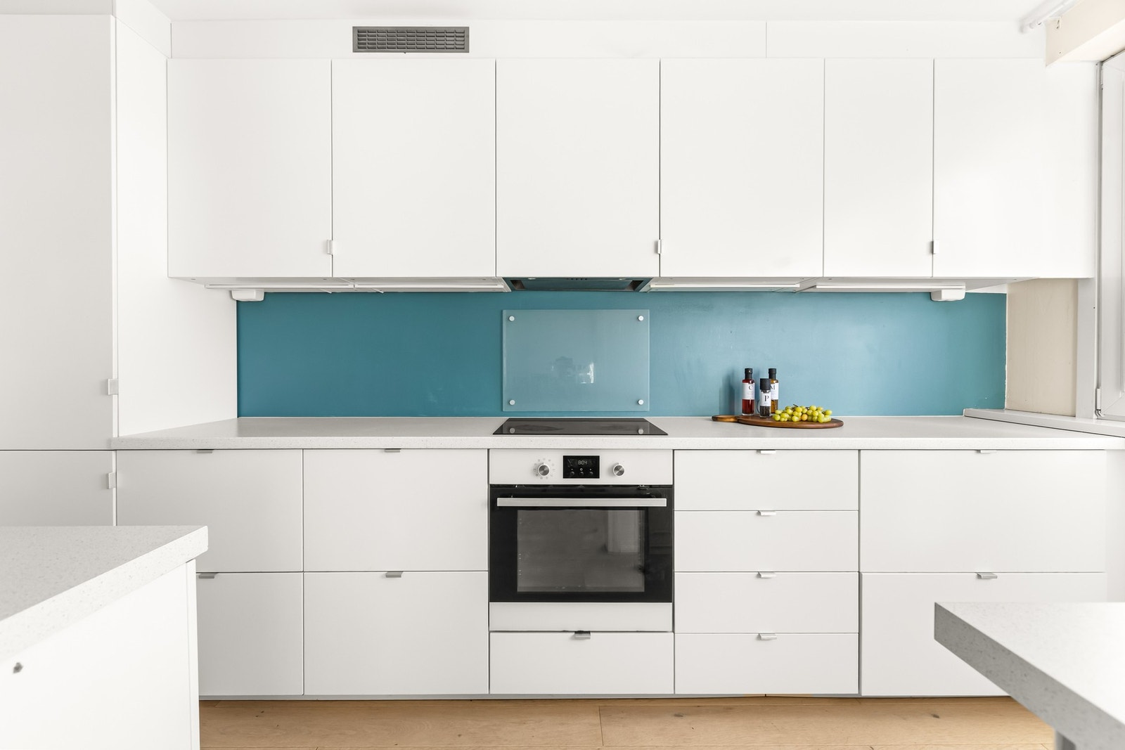 Pen kjøkkeninnredning fra 2014 iht. dokumentasjon som selger har fra tidligere eier. Galleribilde