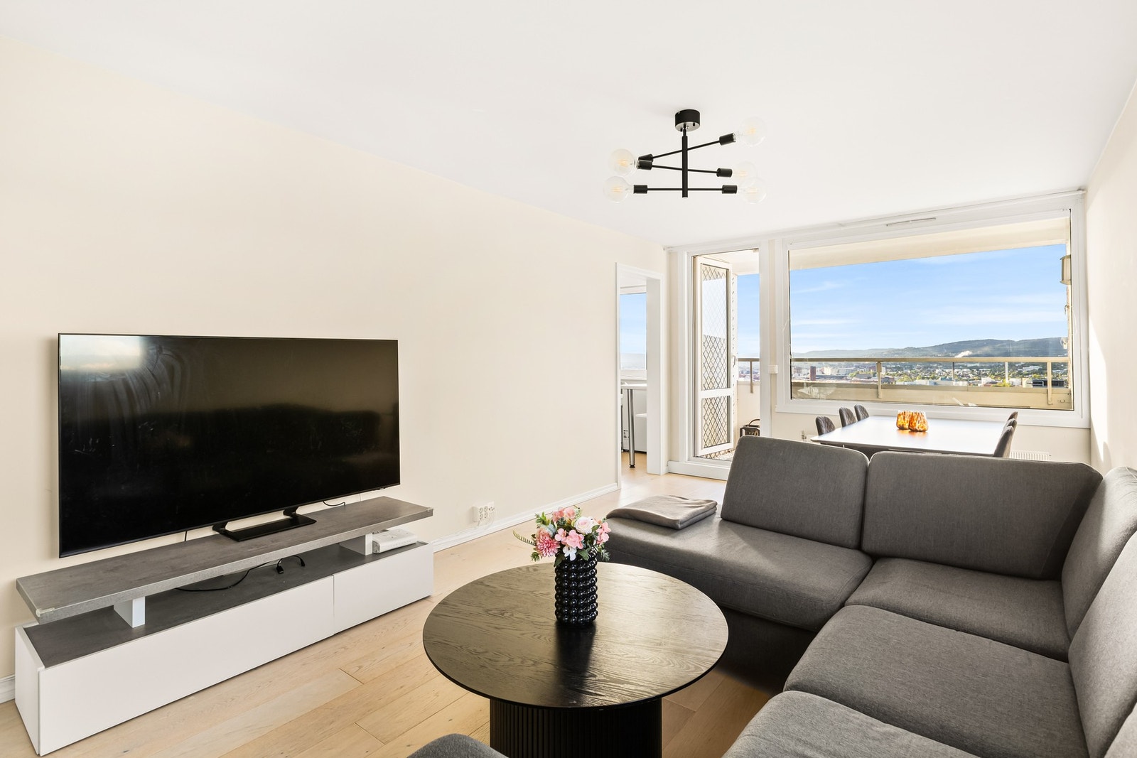 Store vindusflater som gir deg flott utsyn ut mot Oslo! Galleribilde