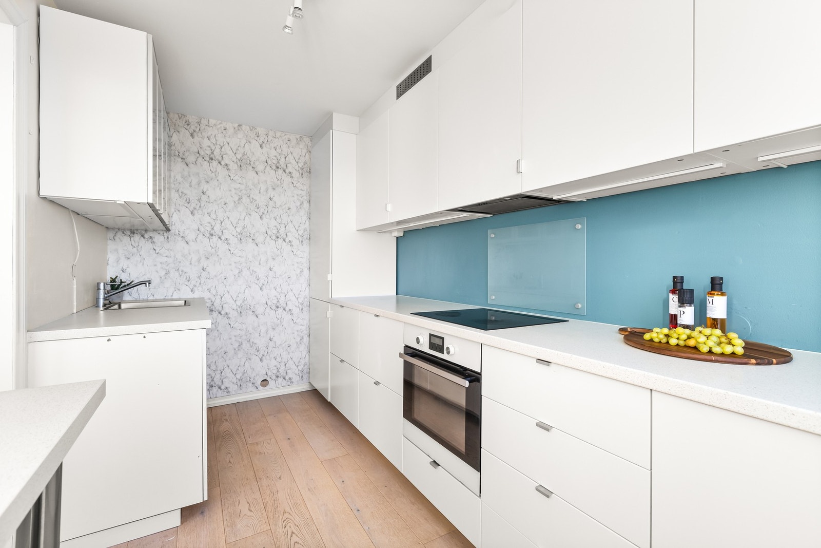 Kjøkkeninnredningen er av slette fronter og benkeplater av laminat. Galleribilde