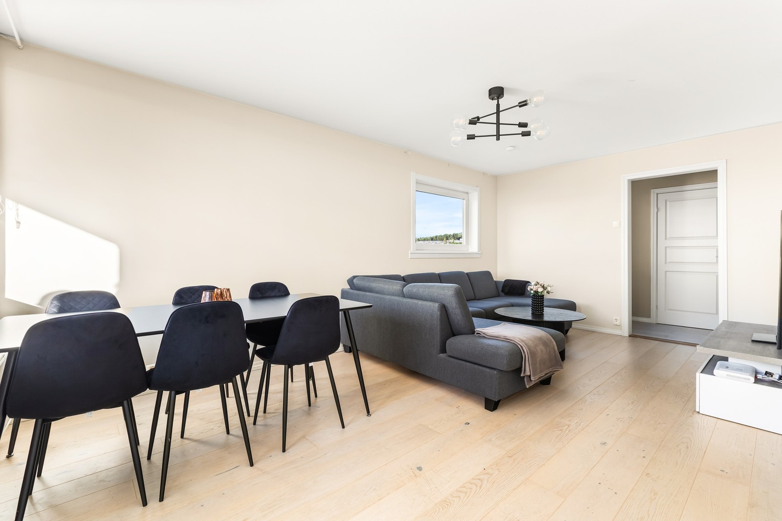 Leiligheten har en romslig og lys stue. Galleribilde