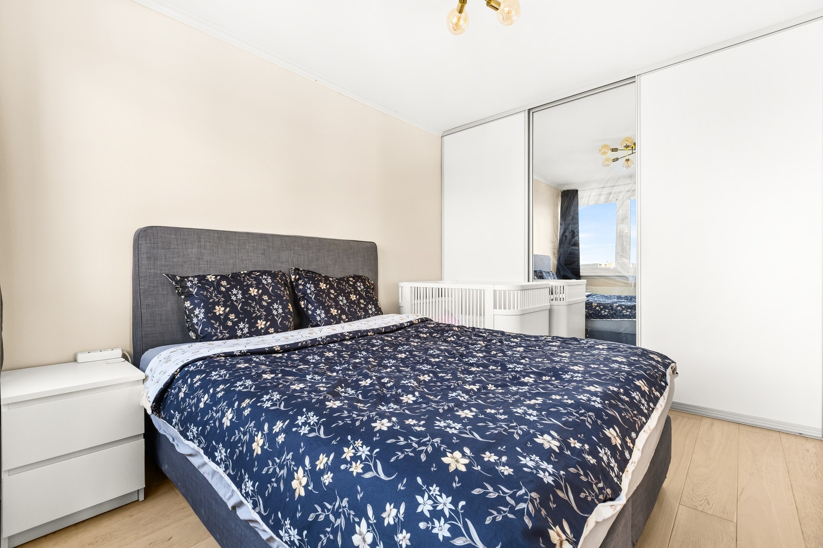 Det er også god plass for ønsket oppbevaringsmøblement i skyvedørsgarderobe som har godt med lagringsplass i innlemmet bod. Galleribilde