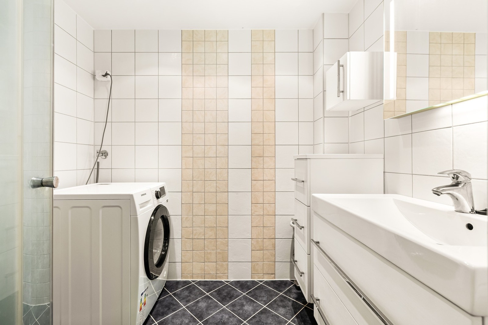 Pent baderom fra ca 2013. Flislagt gulv med gulvvarme. Galleribilde