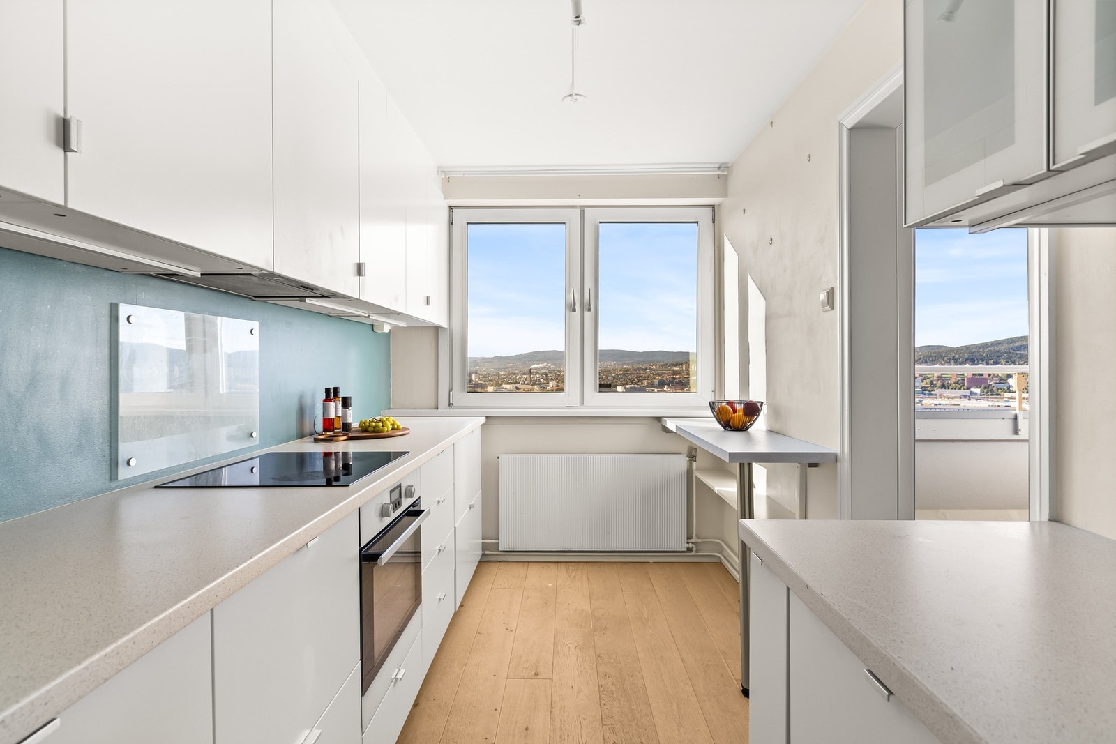 Integrert kjøleskap, oppvaskmaskin og stekeovn. Galleribilde