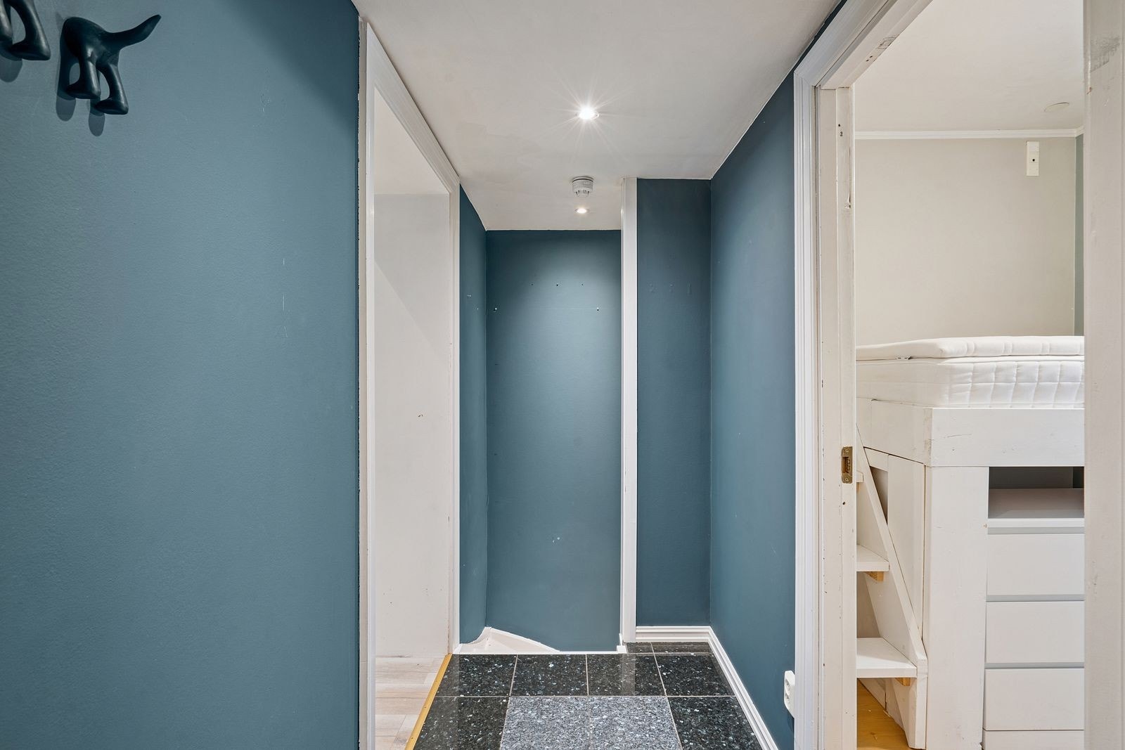 Gang med trapp ned til underetasje Galleribilde