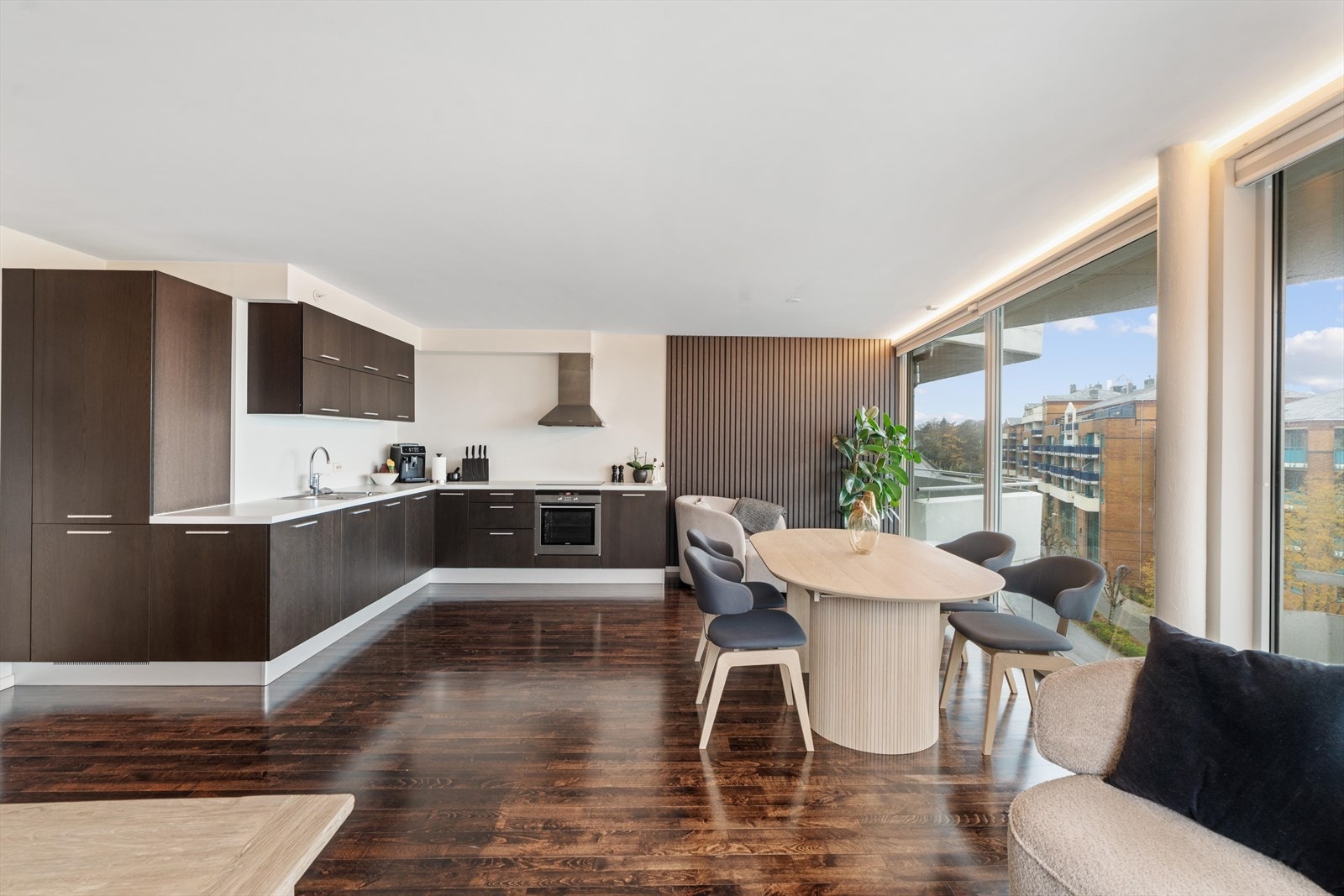 Stort kjøkken med integrerte hvitevarer Galleribilde