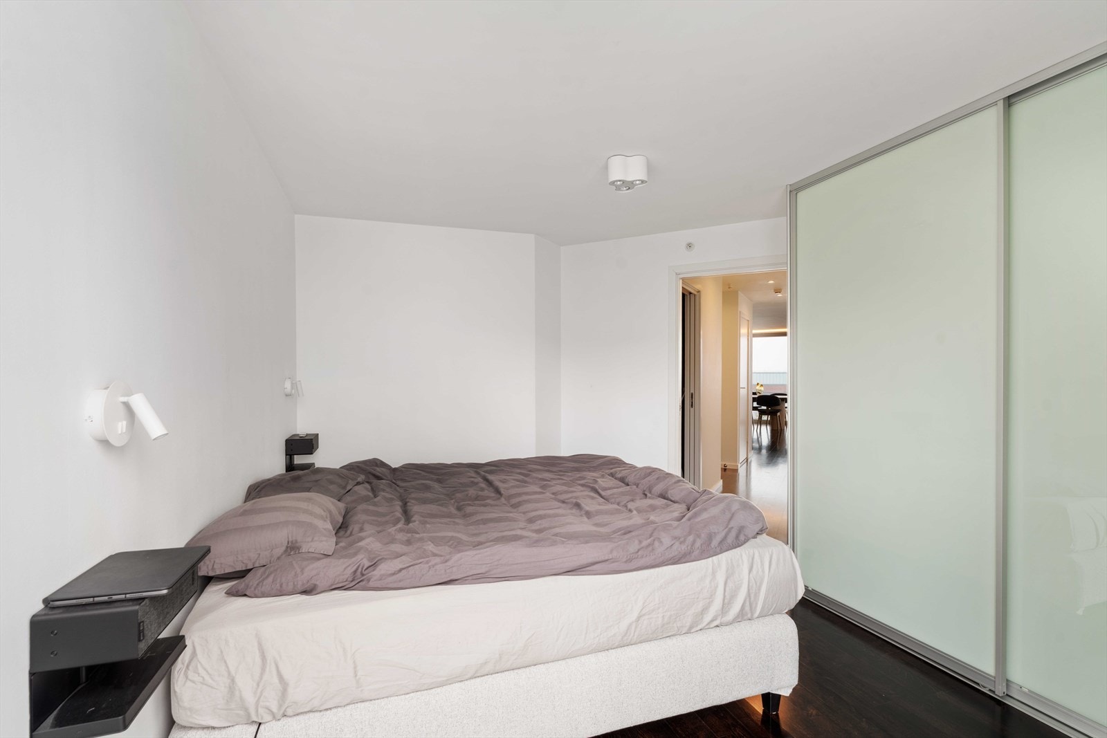 Soverom med seng og garderobeskap Galleribilde