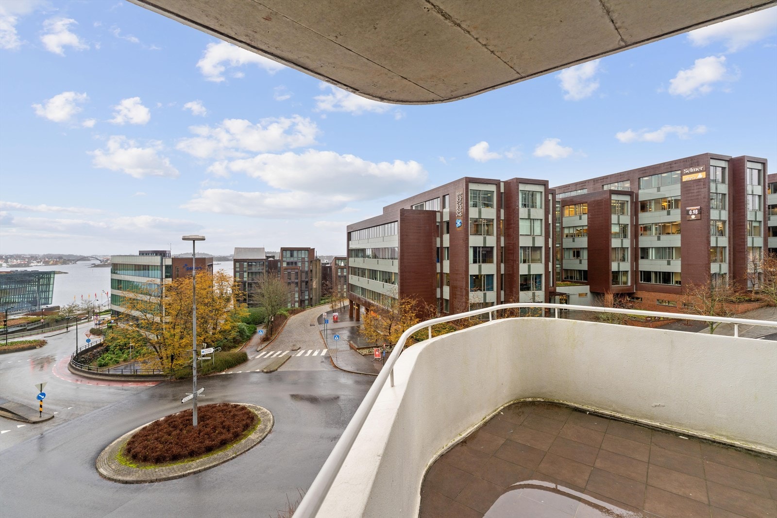 Romslig balkong med fin utsikt Galleribilde