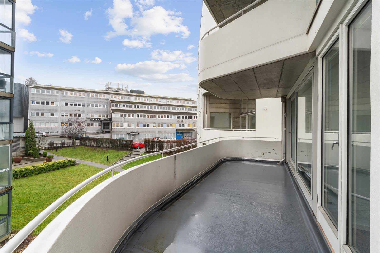 Romslig balkong med fin utsikt Galleribilde