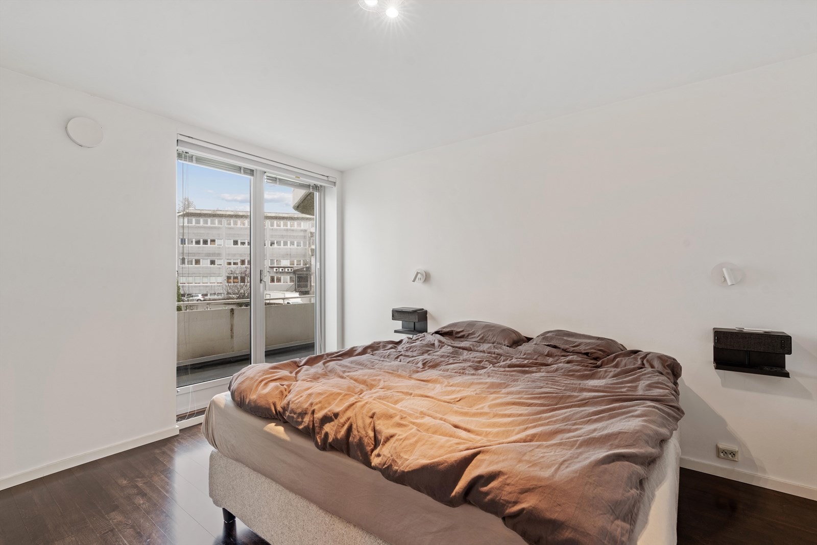 Soverom med seng og garderobeskap Galleribilde