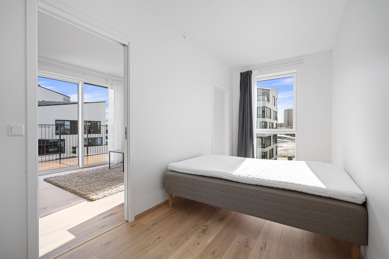 Soverom med inngang fra hver side av sengen Galleribilde