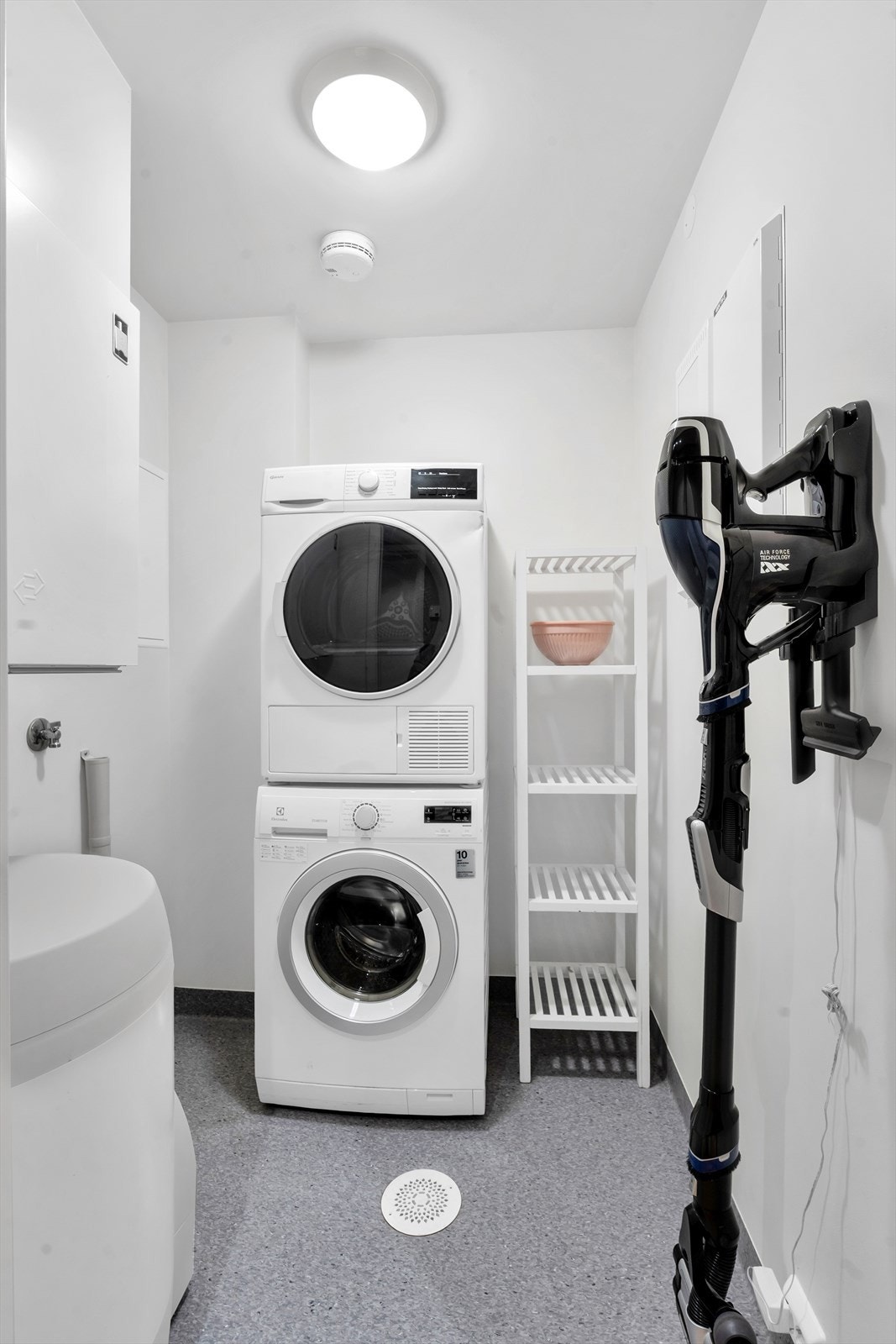 Vaskerom med opplegg for vaskemaskin og tørketrommel, samt god oppbevaringsplass. Galleribilde