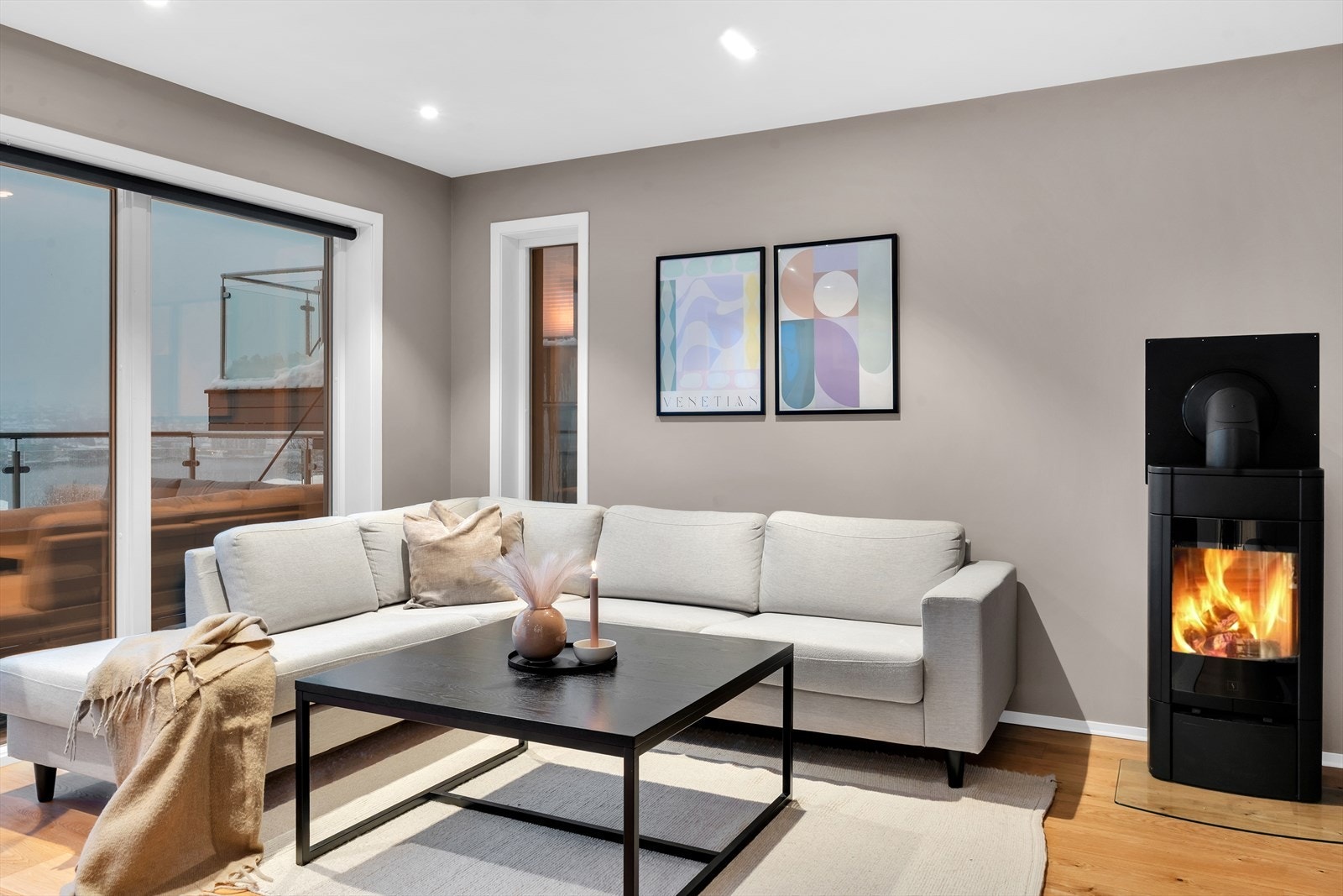 Utstyrt med praktisk vedfyringsovn, samt balansert ventilasjon som sikrer det perfekte inneklima året rundt. Galleribilde