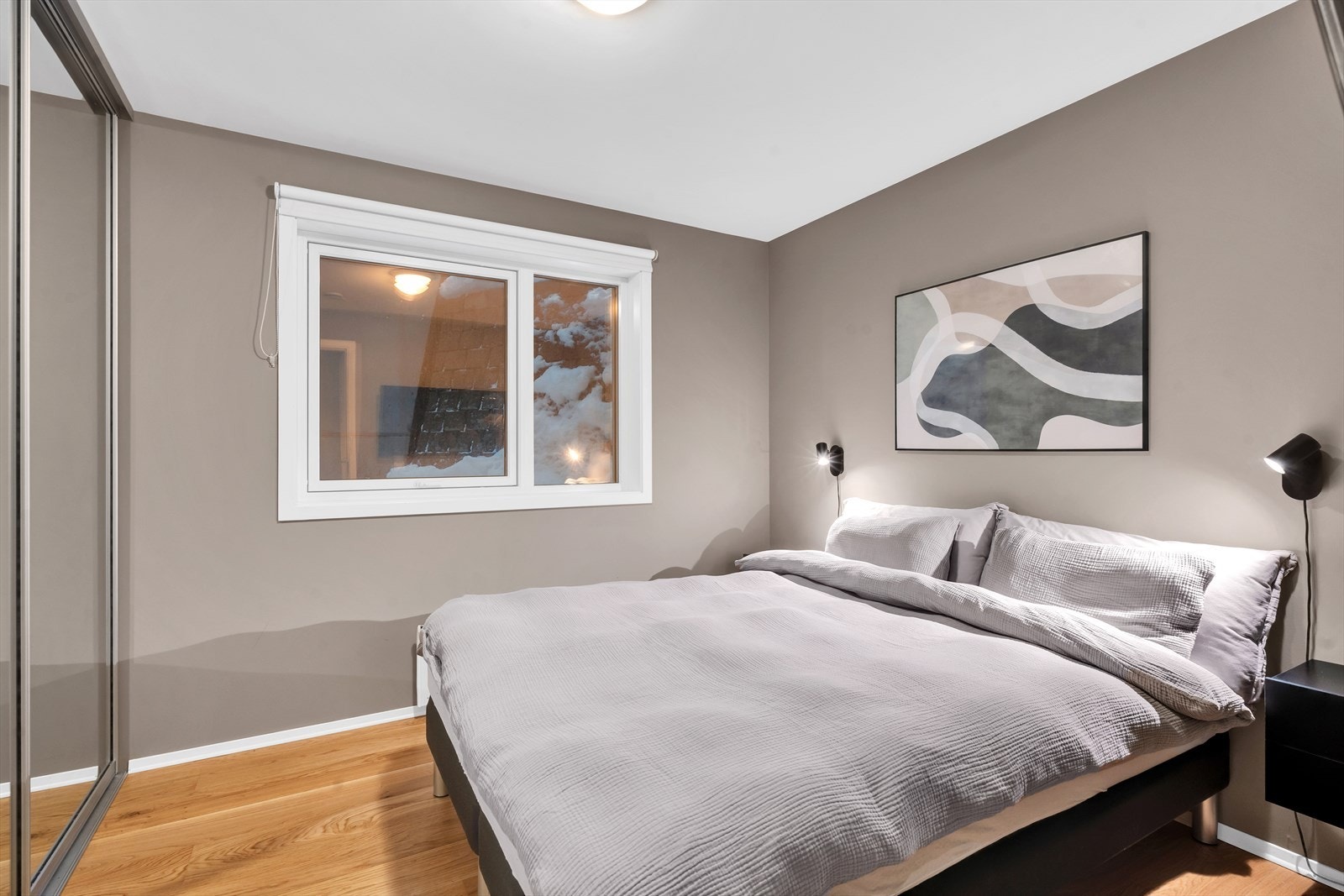 Romslig hovedsoverom med god plass til stor seng og annet ønsket møblement. Galleribilde