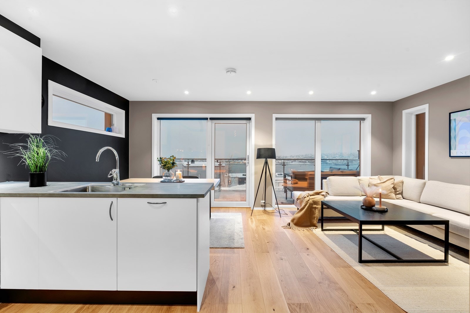 Stue og kjøkken i åpen løsning som sikrer en luftig og sosial atmosfære. Galleribilde