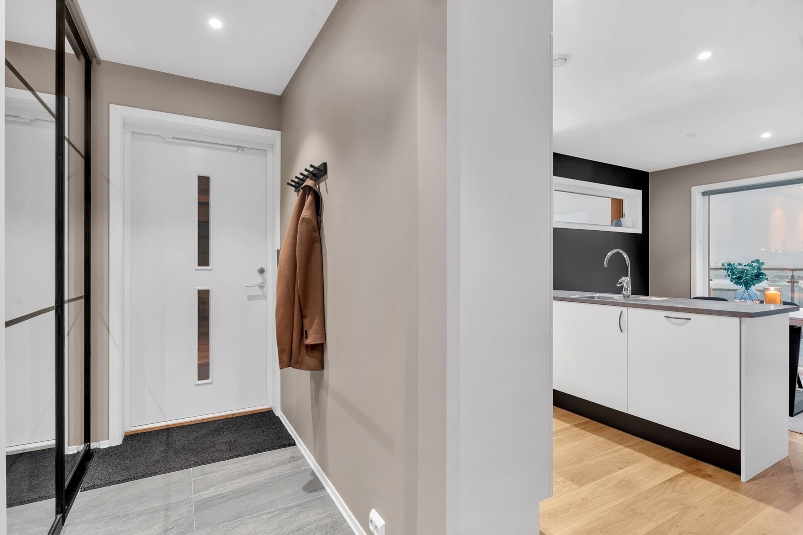 Entre med flislagt gulv, mulighet for oppheng av yttertøy, samt skyvedørsgarderobe med god oppbevaringsplass. Galleribilde