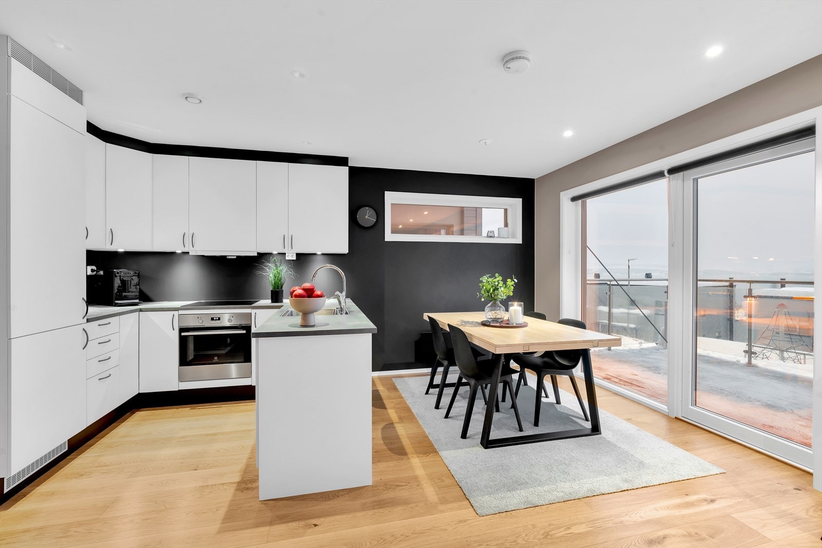 Tilknyttet kjøkkenet har du god plass til en stor spisegruppe, hvor man kan invitere gjester i små og store lag. Galleribilde