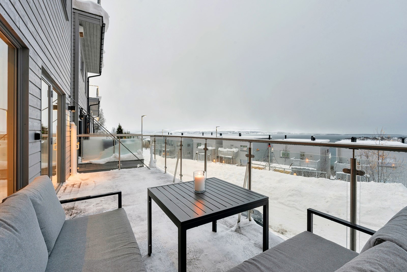 Her kan du nyte nydelig utsikt mot deler av Kvaløya, Tromsøya og Tromsøysundet. Galleribilde