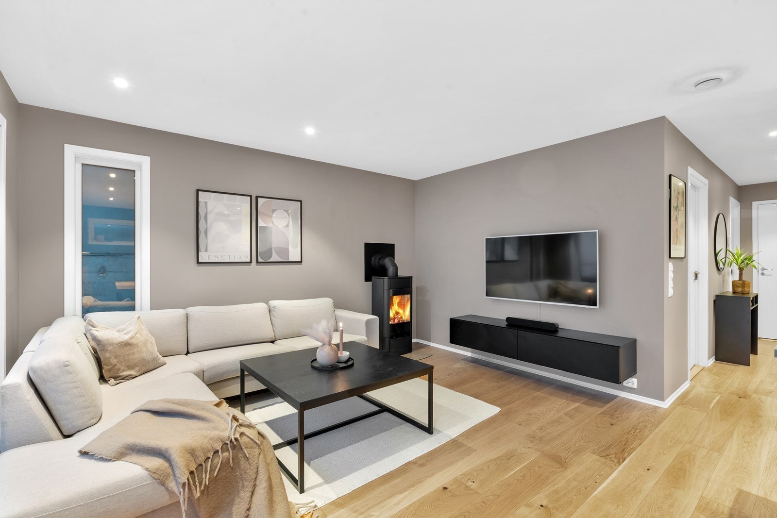 En stilfull, vestvendt og strøken 3-roms fra 2019 med garasjeplass, balkong og nydelig utsikt! Galleribilde