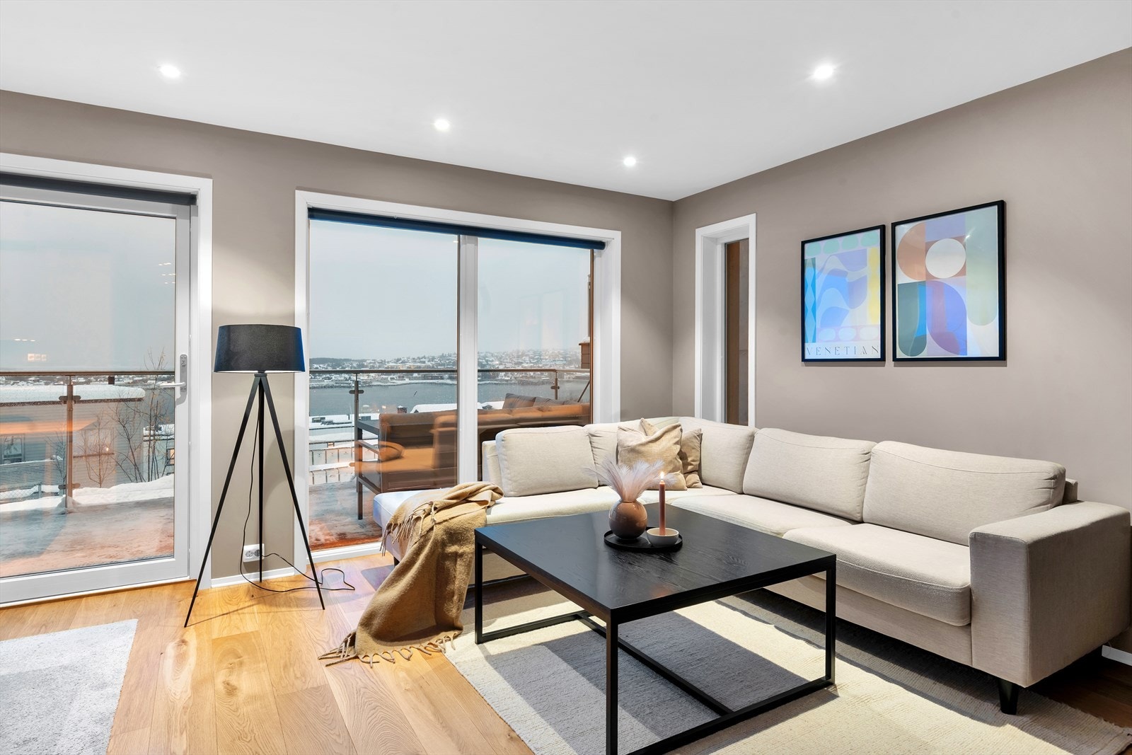 Innbydende stue, med utgang til romslig balkong, og store vindusflater som fyller boligen med dagslys. Galleribilde