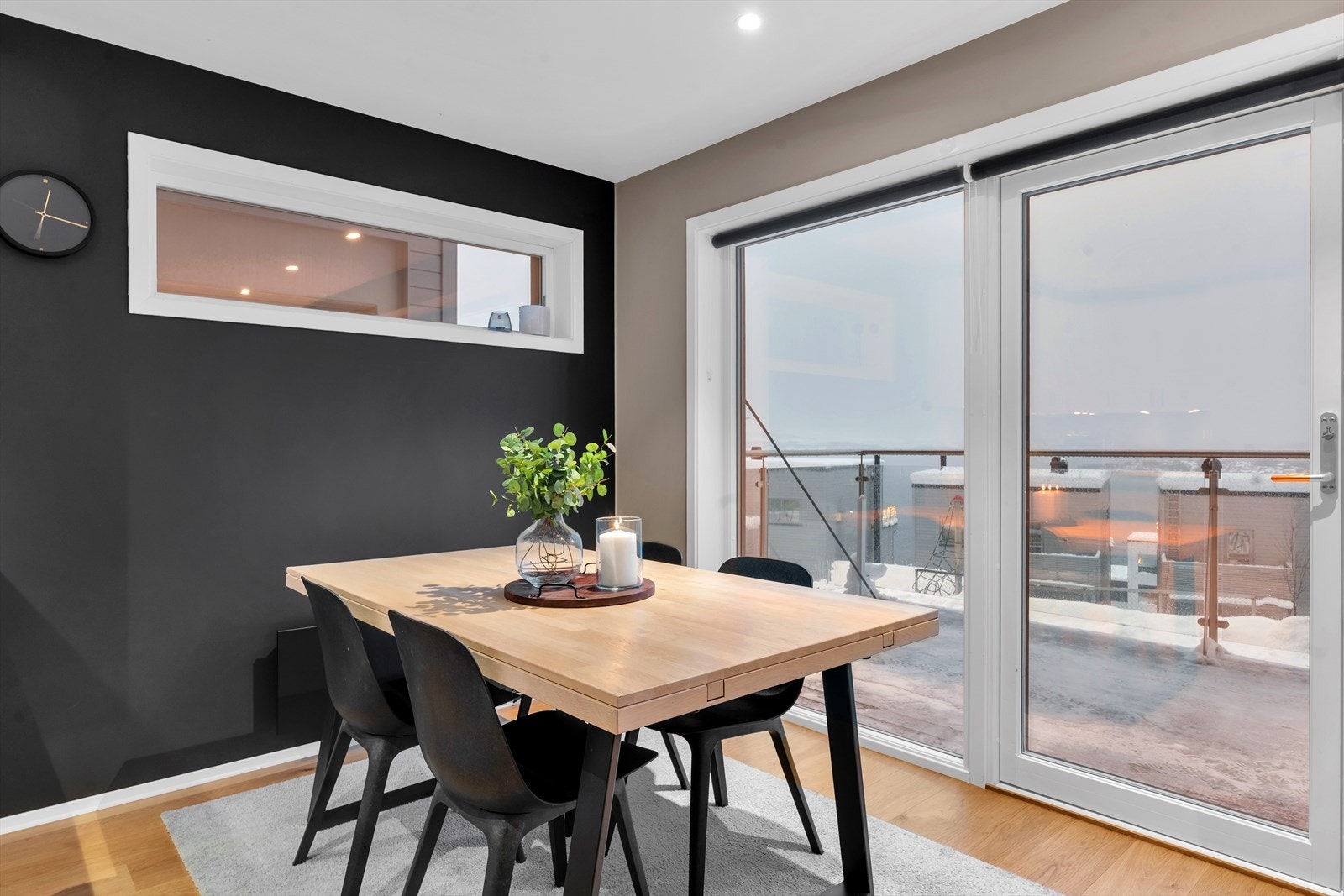 Slå deg ned med et deilig måltid mens du nyter den fantastiske utsikten. Galleribilde